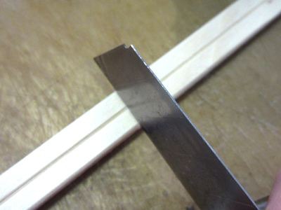 さて、では次は、若干でっかいサイズも作ってみることにします。 まきは、割り箸２本分の太さにしてみました。長さは割り箸の半分。