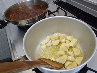 煮崩れてトロトロのジャガイモも好きですが、今回は忠実に別炒めで。