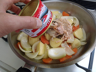 ザックリ切った野菜を炒め鮭缶投入。大胆に。