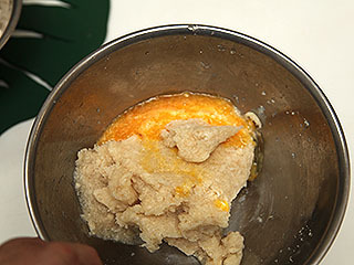 凝固剤と溶き卵を混ぜこむと固まる。