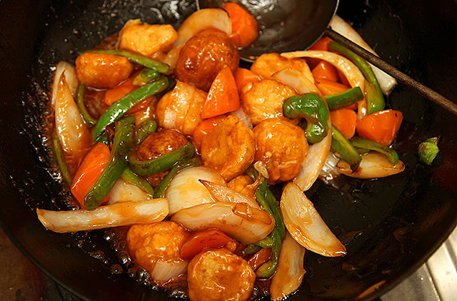 野菜に火が通ったらおからコンニャクの唐揚げを投入、CookDoで味付けして完成。