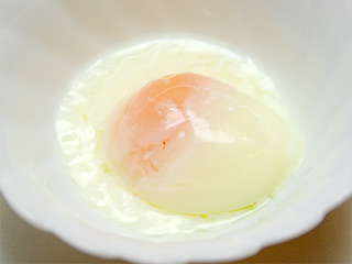 ■タマゴ：鍋の中に生卵を入れておいたら、柔らかめの温泉卵ができあがった。