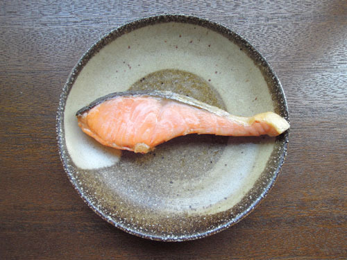 スーパーで100円で買ってきた鮭を焼いた。妙に静かな写真だな