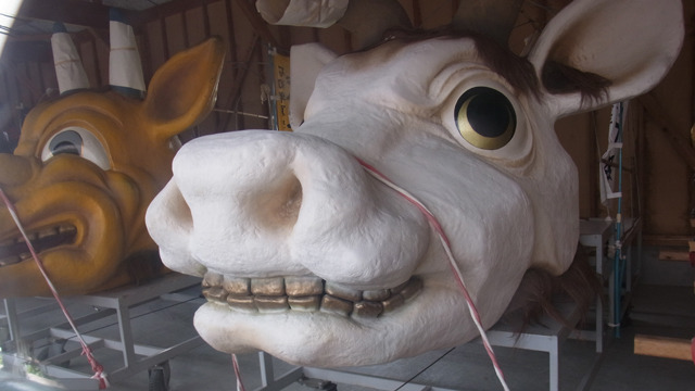 石切神社で毎年7月に行われる献牛祭で曳かれる巨大な牛の山車 