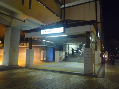 新木場駅、夜10時。さてメシかサケかと思うも…。