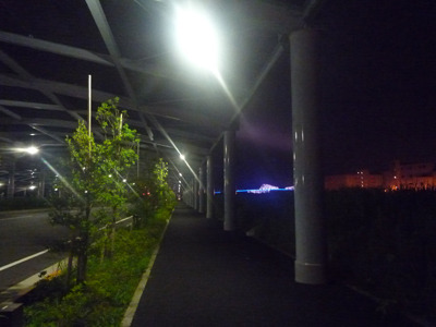他がベタに工業的照明なだけに、青い光が目立ちます。