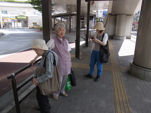 地元のおばちゃんと一緒にバスを待つ
