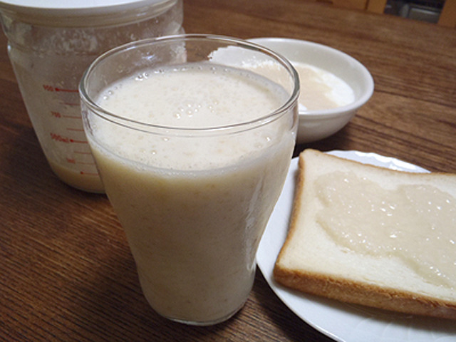 チューニャン入りヨーグルトとパンも用意して白い朝食その2。