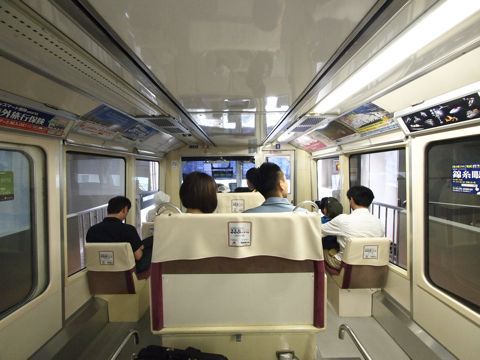 東京モノレールの先頭車両の座席配置はかなり特殊。