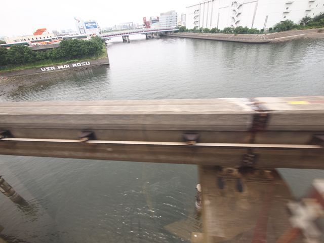 でもって、東京モノレールは運河の上を走るので、水面を高速で走り抜けるときなんかは、ものすごい浮遊感だ。ヒャー！