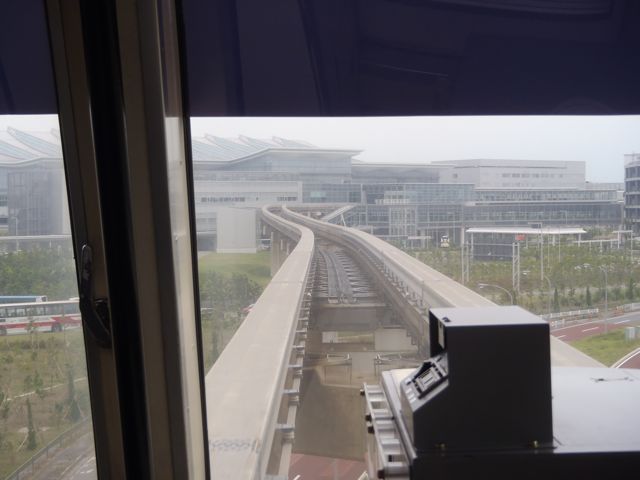 いまいちばんのみどころは、空港に入ってからぐいっと曲がって、新しくできた国際線ターミナルにつっこんでいくところかな、やっぱり。