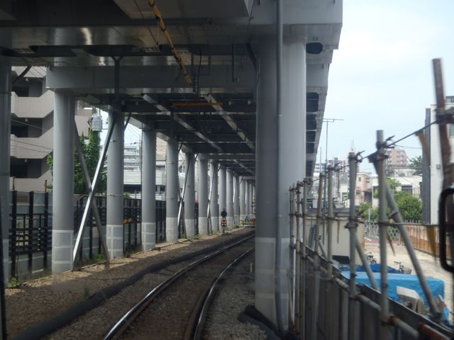 京急の見どころは、最近高架化した蒲田駅周辺の橋脚群である。上を走っても下を走ってもたのしい。