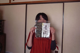 はたさん持参の「青混」は10枚×3で1000円。「風味焼のり」の表記あり。