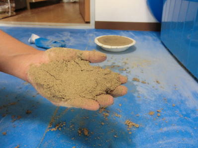 砂を器の形に固めてみる