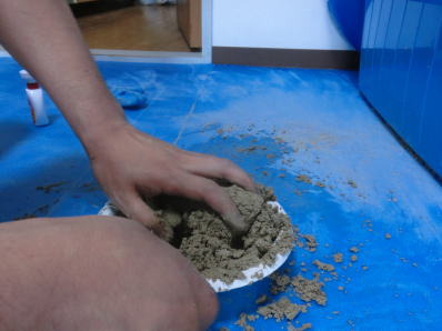 紙の器で、砂の器の型をとる