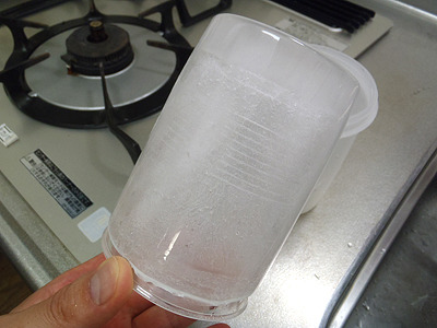 プラスチックカップは壊して取ることも出来ますが、氷にヒビを入れる原因となるので無理やり外さずゆっくり取り出します。
