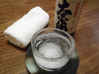 日本酒のぐいのみサイズも作ってみました。やはり忙しく飲まないといけないので、落ち着けない。