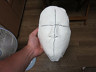 紙粘土で作った白いマスク。