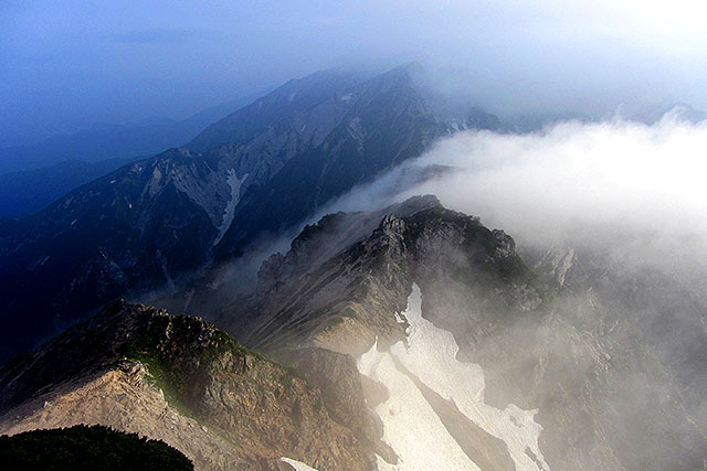 北アルプス唐松岳山頂から白馬岳方面を撮った写真。ガスが登ってきてドワーッと雲になるダイナミズム。都岳連って団体のトレッキングスクールで行ってきた。