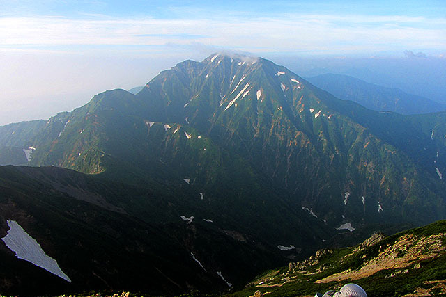 同じく、唐松岳から見た五竜岳。どっしりした山容が超かっこいい。人工物には無い威容だ。
