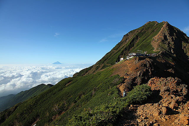八ヶ岳の主峰赤岳。雲海の向こうに富士山が見える。これは妻や友達と行ったとき撮った。