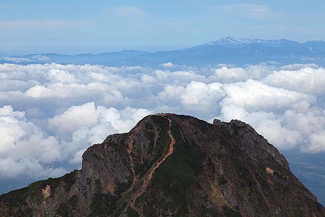 赤岳山頂からみた阿弥陀岳山頂。遠くに見えるのは南アルプス。