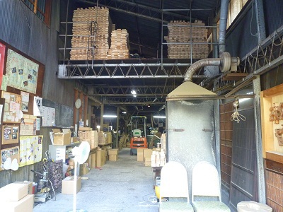 併設の工場の２階には、材料の木材がたくさん