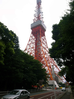まさに東京タワーの真下にあります。