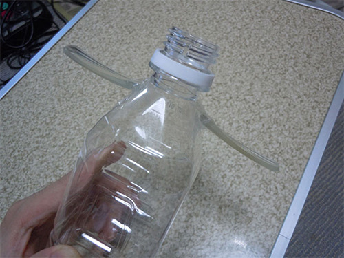 夏は水分補給が大事。ということで、ペットボトルにこのように装着すれば……