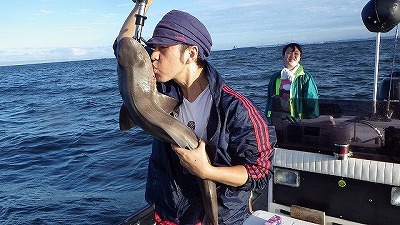 Mさんに負けじと接吻でサメへの愛情表現。