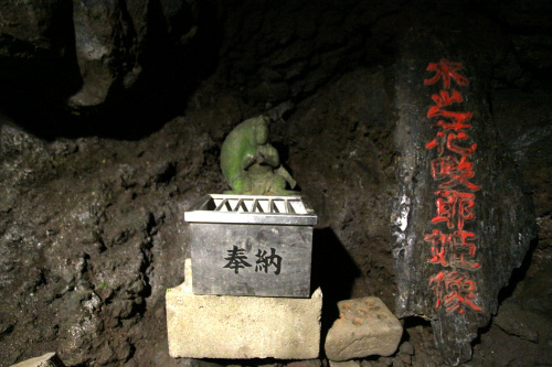 最深部には木花咲耶姫（コノハナサクヤヒメ）の像が鎮座