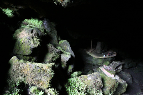 洞窟の中は真っ暗で、天井も低い