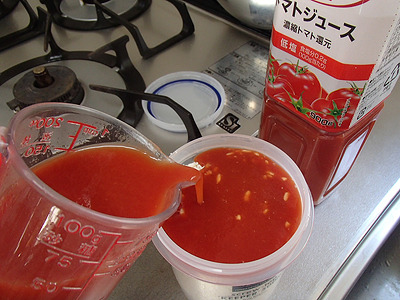 最近は食塩不使用のトマトジュースばかりなので、使う際は少し塩を足してからの方がいいと思います。