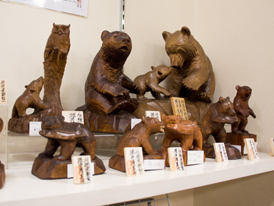 安定の木彫りのクマはいろんなタイプで販売中。 