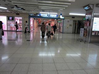 新宿の地下ショッピングモール、サブナードもガラガラ。