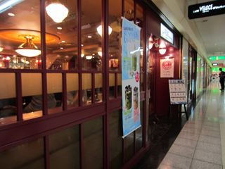一等地にある安い店、ベローチェ。いつ行っても歌舞伎町ピープルで一杯。喫煙率高め。
