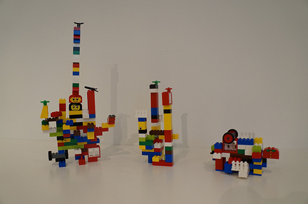 すべてのレゴを組みつくし、終了。左から安藤、吉村、石川作品。どれも良い……