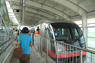 そしていよいよDEE列車（ゆいレール）が到着。那覇空港駅から乗り込みます。