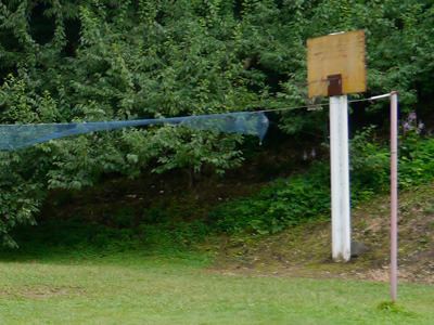 バスケのゴールもガードレールで作られている！