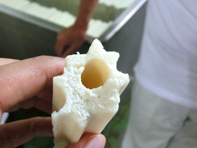 これが茹でたてちくわぶの断面。この細かな層の間に、おでんのツユや鍋のダシが染み込むのだ。