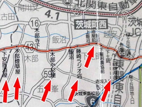 トリミングで見切れてしまったけれど、川島呉服店と辰巳屋前というバス停がもっと左にあります。