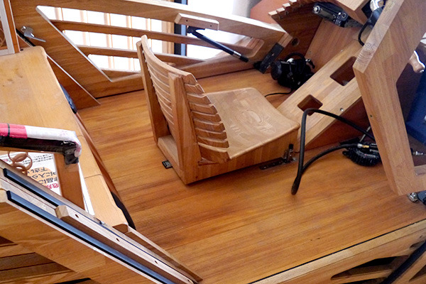 床や座席も木製。フローリングの自動車って不思議な感じですね