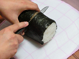 巻き寿司を切る時は包丁を濡らしてから、というのも学んだ。