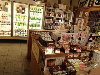 売店では酒以外に日本酒を使ったお菓子なども販売されています。
