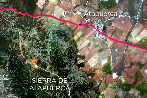 左下の部分が遺跡のある丘陵地帯（ピンクの線は巡礼路）
