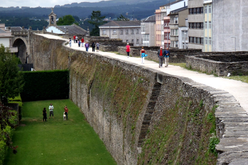 城壁の上は市民の散歩＆ランニングコースだ