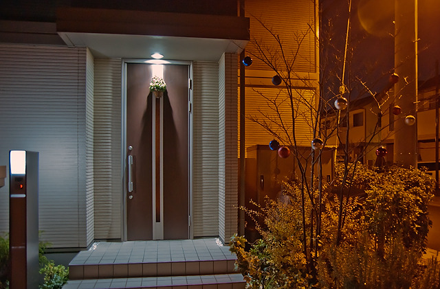 既存の玄関照明を利用したドアアイテム＋植え込みに電飾ではないモチーフを飾り付け。大人である。