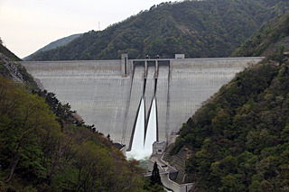 ノミネート4はこれも雪融け放流をしていた山形県の長井ダム。真新しいダムから伸びる白い帯が鮮やか