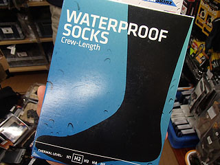 完全防水靴下。暖かいが通気性があって蒸れない。しかし靴下とは思えないお値段。