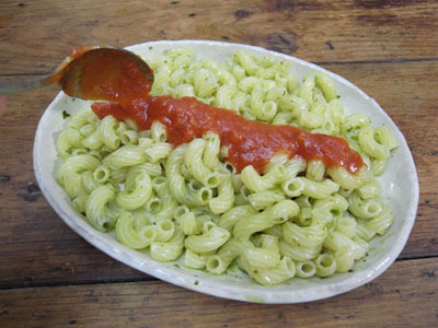 食べ物として完成させるため、バジルソース（緑）を絡めたマカロニにトマトソースを乗せてみた。